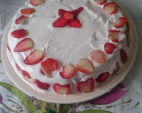 Bolo com doce de leite e morango da Tamy