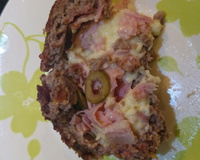 Bolo de carne moída recheado com presunto e mussarela