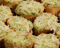 9 receitas de pão de alho que vão estrelar o seu cardápio de churrasco