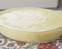 Gelado de abacaxi fácil sem gelatina servido em travessa