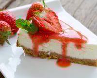 Cheesecake com molho de morangos