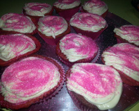 Cupcakes Red Velvet (veludo vermelho) com frutas vermelhas e chantilly