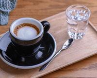 Por que o café vem com um copo de água? A resposta é mais importante do que parece