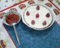 Sobremesa de ricota,com calda de morango.