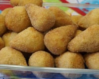 Coxinha com recheio de frango