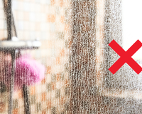 O truque com limão e papel-manteiga que devolve a transparência ao vidro esbranquiçado do box do banheiro sem usar produtos químicos