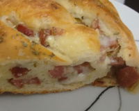 Pão de calabresa com catupiry feito na máquina de pão