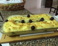 Bacalhau à Zé do Pipo com azeitonas em uma travessa