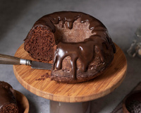 Um calorzão e nada melhor para a sobremesa do que um bolo gelado de chocolate muito fácil de fazer!