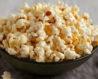 Não é a manteiga: o truque para deixar a pipoca igual a de cinema