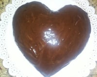 Bolo de chocolate com cobertura de chocolate e recheio de coco