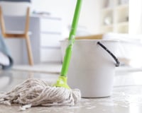 Misturar vinagre na água para limpar os pisos da casa é um truque eficaz?