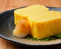 Até mesmo iniciantes conseguem fazer essa receita fácil de omelete japonês: tamagoyaki com uma textura lisa e perfeita
