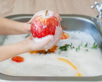 Polêmica: pode lavar fruta com sabão? Veja explica a maneira correta de higienizá-las segundo especialistas