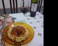 Petisco de almôndegas ao molho de vinho e gengibre