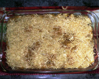 Carne moída com molho branco e batata palha