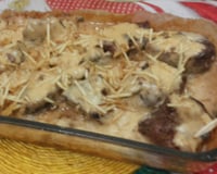 Medalhão de filé mignon ao molho de requeijão e batata palha