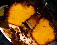 Bolo de cenoura com calda de chocolate