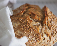 Truque da minha vovó: dica caseira que mudou completamente a forma como eu guardo meu pão