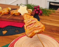 Folhado de árvore de Natal com queijo e presunto no espeto