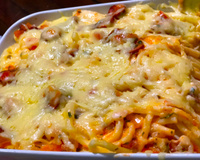 Macarrão ao molho branco com linguiça e queijo