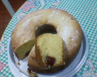 Bolo de fubá com goiabada e queijo