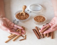Colocar um pau de canela debaixo do travesseiro: entenda no TudoGostoso o que faz e por que muitos recomendam