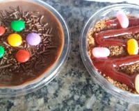 Bolo de pote de baunilha com recheio de leite em pó trufado com abacaxi