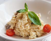 Risoto de tomate cereja, alho e manjericão