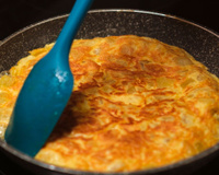 Julia, uma avó e cozinheira de 86 anos: “Para a omelete de batata, eu pico a cebola bem pequena e frito junto com as batatas”