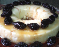 Manjar branco com ameixas