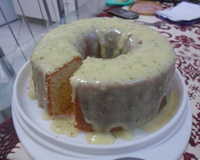 Bolo de laranja com cobertura de laranja.