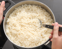 Cozinhar arroz com fogo desligado dá certo? TudoGostoso testou e te conta a verdade sobre o truque!