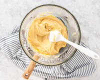 Esse é o recheio que vai deixar seus doces valendo milhões: ganache de Kinder Bueno cremosa