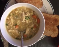 Sopa de frango desfiado com legumes