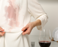 Sujou a roupa com vinho graças ao Dia dos Namorados? O TudoGostoso separou 3 dicas que vão te salvar
