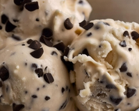 Sorvete caseiro sabor chocotorta viciante: é só bater tudo, juntar com cookie triturado e raspas de chocolate e levar ao freezer