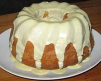 Bolo de abacaxi com cobertura de chocolate branco