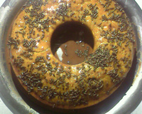 Bolo de cenoura com calda de chocolate