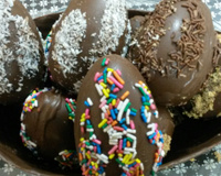 Cesta de ovo de chocolate com ovinhos variados