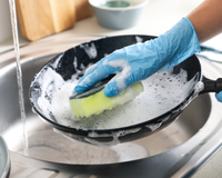 Poucas pessoas sabem, mas esse erro comum com detergente pode arruinar sua frigideira antiaderente