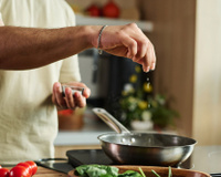 Truques para cozinhar com menos sal sem deixar a comida sem graça
