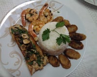 Filé de aruanã com bananas da terra e camarão