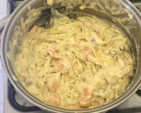 Macarrão ao molho branco com bacon e camarão