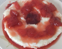 Manjar de coco com calda de morango