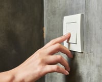 Por que os interruptores de luz sempre fazem um barulhinho de “clique”? Não é a eletricidade e o motivo simples vai te surpreender