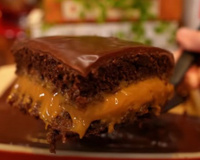 Molhadinho, fofinho e muito recheado: esse é o melhor bolo de pão de mel que já comi na vida