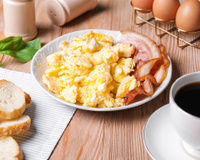 Comer ovos no café da manhã realmente tira a fome? Veja o que a ciência diz