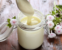 Leite condensado vegano: confira 2 receitas práticas