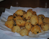 Bolinhos de arroz e queijo parmesão